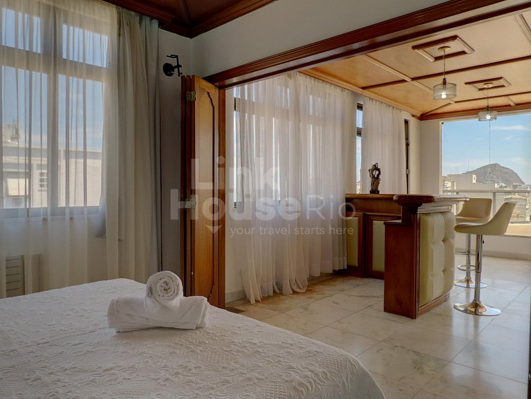 Linda Cobertura Lineal com Jacuzzi e Vista Mar em Copacabana