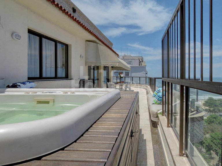 Linda Cobertura Lineal com Jacuzzi e Vista Mar em Copacabana