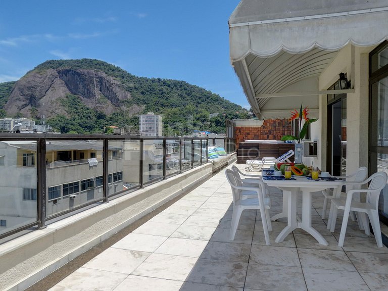 Linda Cobertura Lineal com Jacuzzi e Vista Mar em Copacabana
