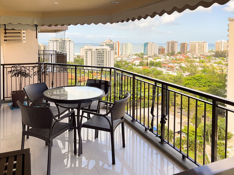 Lindo Flat com Varanda e Vista Panorâmica no Coração da Barr