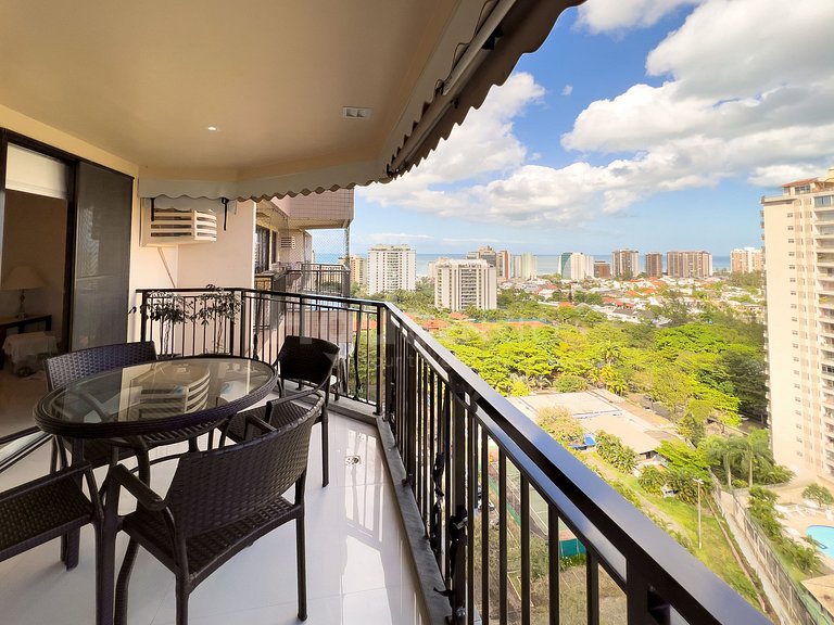 Lindo Flat com Varanda e Vista Panorâmica no Coração da Barr